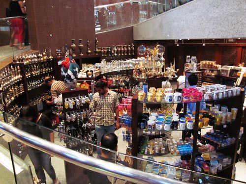 進博物館藝術(shù)品商店購紀(jì)念品