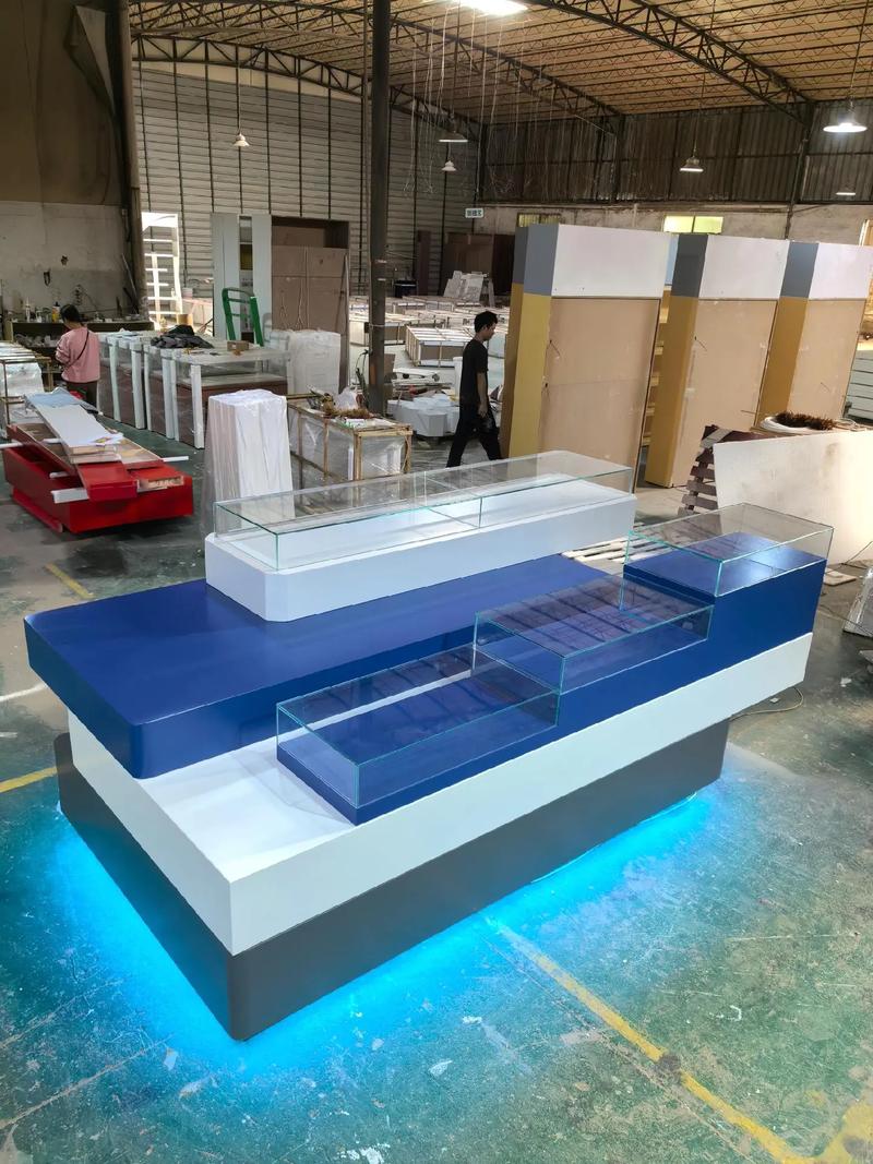 匠心定制，點(diǎn)亮商業(yè)空間 工廠展廳與商鋪陳列柜的藝術(shù)